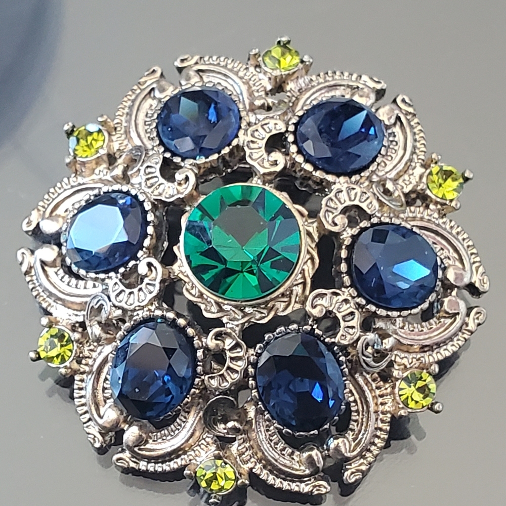Squier Brooch, Vintage 1960